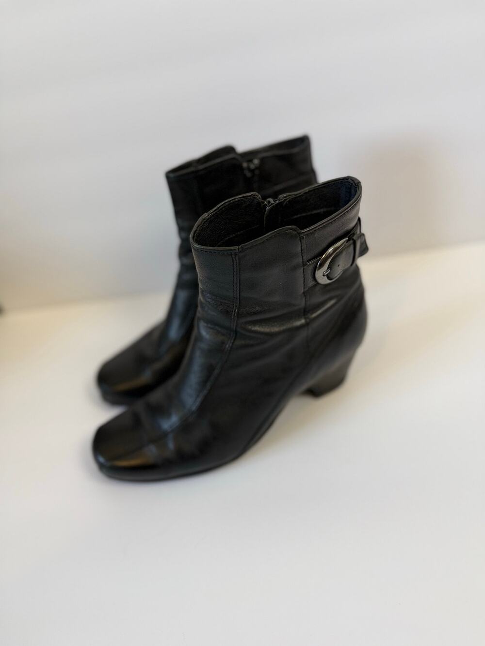 Clarks Artisan Dara Black Leather Ankle Bootie Heels Buckle Side Zip Women's 7.5